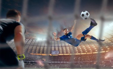 Futbolcular profesyonel stadyumda iş başında.
