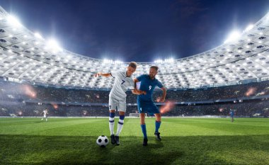 Futbolcular profesyonel stadyumda iş başında.