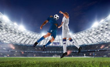 Futbolcular profesyonel stadyumda iş başında.