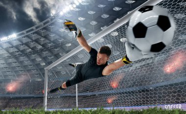 Futbolcular profesyonel stadyumda iş başında.