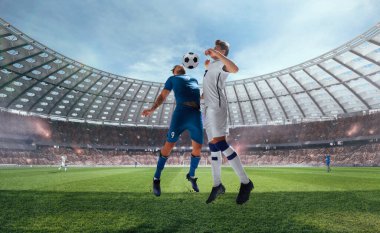 Futbolcular profesyonel stadyumda iş başında.