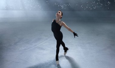 Buz arenasında artistik patinajcı kız..