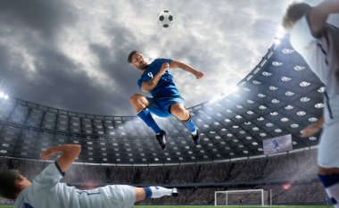 Futbolcular profesyonel stadyumda iş başında.