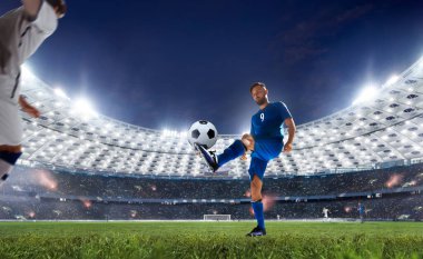 Futbolcular profesyonel stadyumda iş başında.