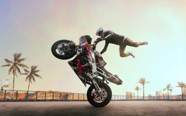 Moto serbest stil. Motosiklet dublörü 