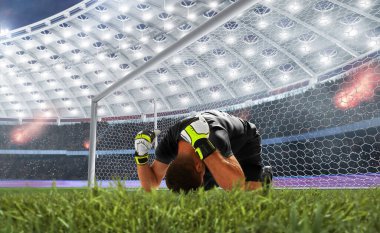 Futbolcular profesyonel stadyumda iş başında.