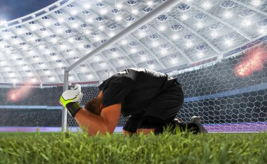 Futbolcular profesyonel stadyumda iş başında.