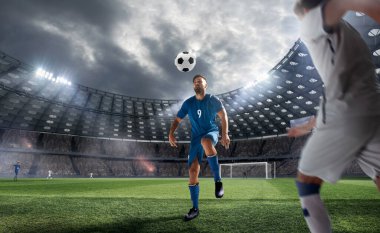 Futbolcular profesyonel stadyumda iş başında.