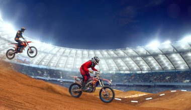 Motokros binicisi iş başında. Motokros sporu.