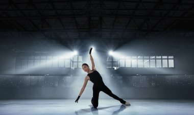 Buz arenasında artistik patinajcı kız..