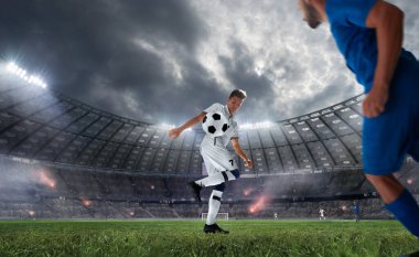 Futbolcular profesyonel stadyumda iş başında.