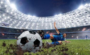Futbolcular profesyonel stadyumda iş başında.