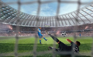 Futbolcular profesyonel stadyumda iş başında.