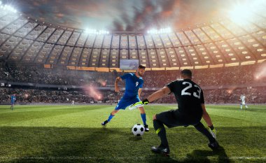 Futbolcular profesyonel stadyumda iş başında.