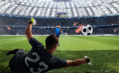 Futbolcular profesyonel stadyumda iş başında.