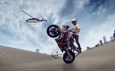 Moto serbest stil. Motosiklet dublörü 