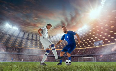 Futbolcular profesyonel stadyumda iş başında.