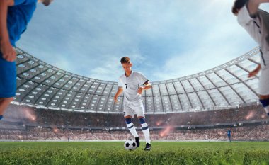 Futbolcular profesyonel stadyumda iş başında.