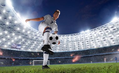 Futbolcular profesyonel stadyumda iş başında.