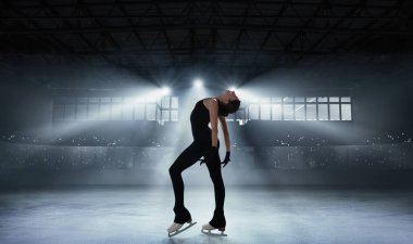 Buz arenasında artistik patinajcı kız..