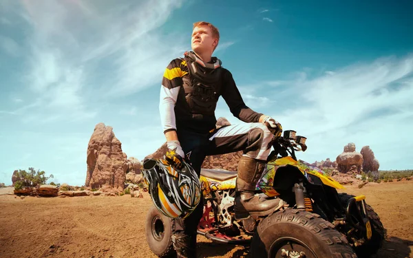 Quad Staubwolke Sandsteinbruch Hintergrund Atv Rider Einsatz — Stockfoto