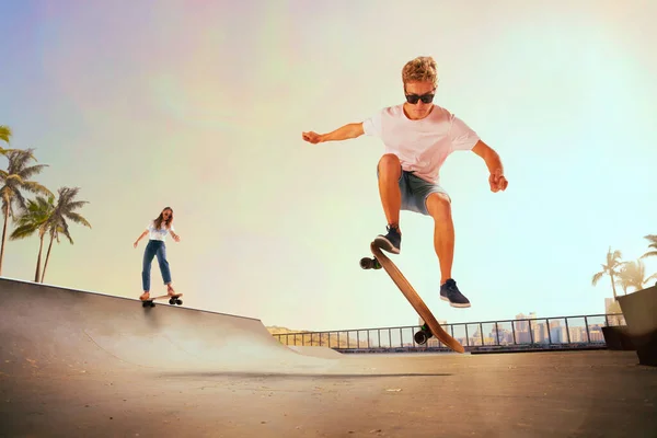 Skateboarder Zeigt Bei Sonnenuntergang Tricks Skatepark — Stockfoto
