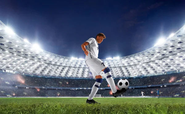 Futbolcular profesyonel stadyumda iş başında.