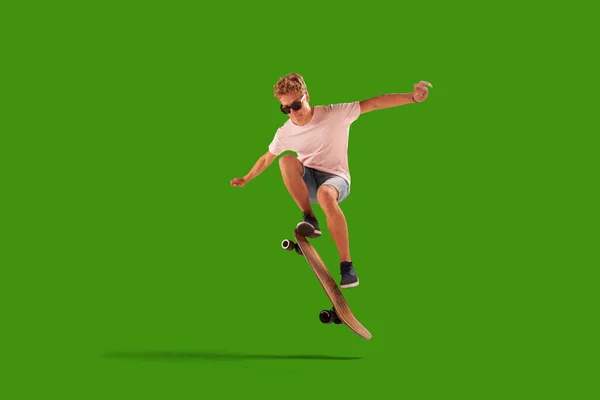 Skateboarder Geïsoleerd Groen Scherm — Stockfoto