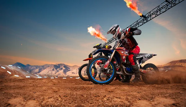 Motokros binicisi iş başında. Motokros sporu.