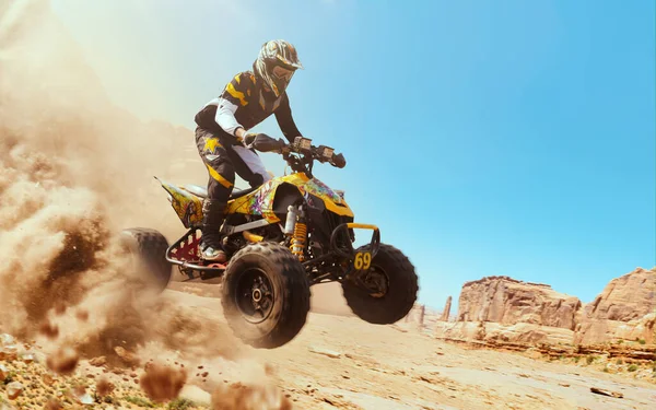 Fyrhjuling Damm Moln Sand Stenbrott Bakgrunden Atv Rider — Stockfoto