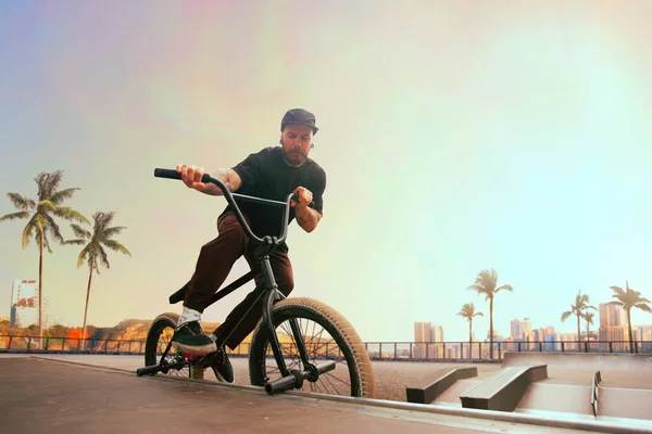 Bmx Rider Está Realizando Trucos Skatepark Atardecer — Foto de Stock