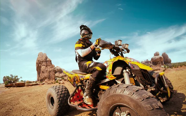 Bicicleta Cuádruple Nube Polvo Cantera Arena Sobre Fondo Atv Jinete — Foto de Stock