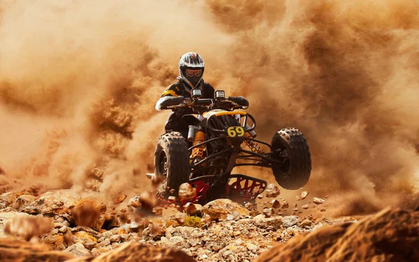 Quad Bike Nuvem Poeira Pedreira Areia Fundo Atv Rider — Fotografia de Stock