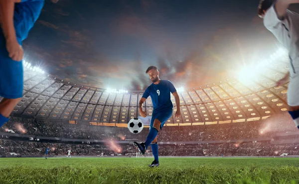 Futbolcular profesyonel stadyumda iş başında.