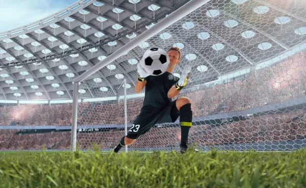 Futbolcular profesyonel stadyumda iş başında.