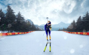 Biatlon. Kayakçı biatlon şampiyonu. Kış Olimpiyat sporları.