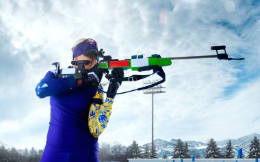 Biatlon. Kayakçı biatlon şampiyonu. Kış Olimpiyat sporları.