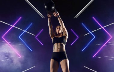 Spor salonundaki atletik kız.