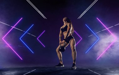 Spor salonundaki atletik kız.