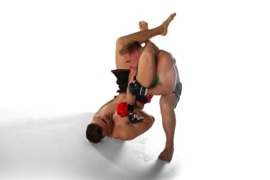 MMA dövüşçüleri beyazda izole.