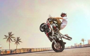 Moto serbest stil. Motosiklet dublörü 