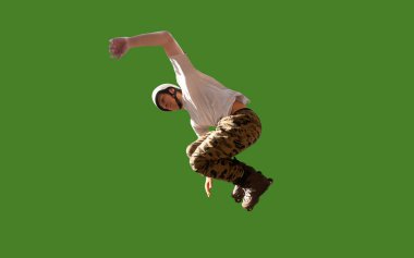 Genç erkek paten numarası yapıyor.