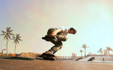 Genç erkek paten numarası yapıyor.