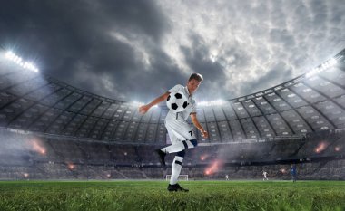 Futbolcular profesyonel stadyumda iş başında.