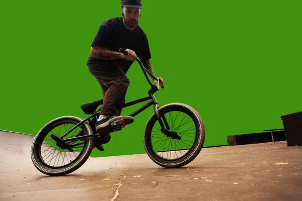 Bmx Sürücüsü Gün Batımında Kaykay Parkında Numaralar Yapıyor — Stok fotoğraf