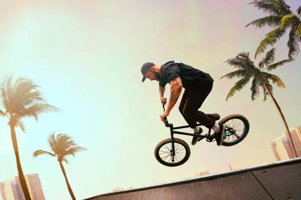 Bmx Rider Voert Trucs Uit Skatepark Bij Zonsondergang — Stockfoto