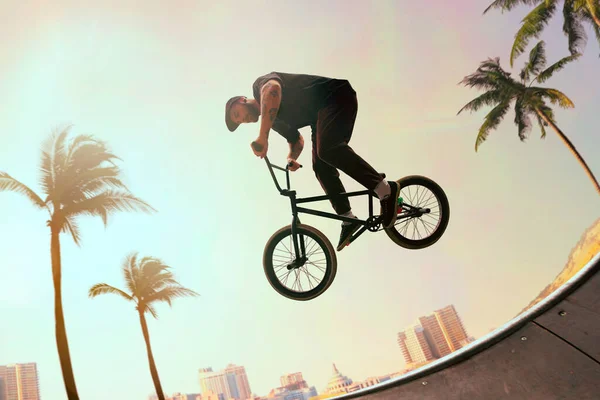 Bmx Piloto Está Realizando Truques Skatepark Pôr Sol — Fotografia de Stock