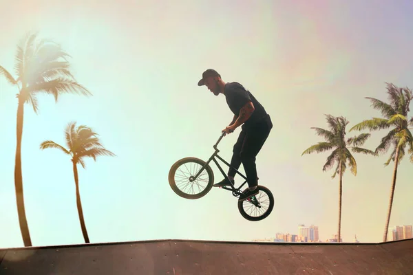 Bmx Rider Wykonuje Triki Skateparku Zachodzie Słońca — Zdjęcie stockowe