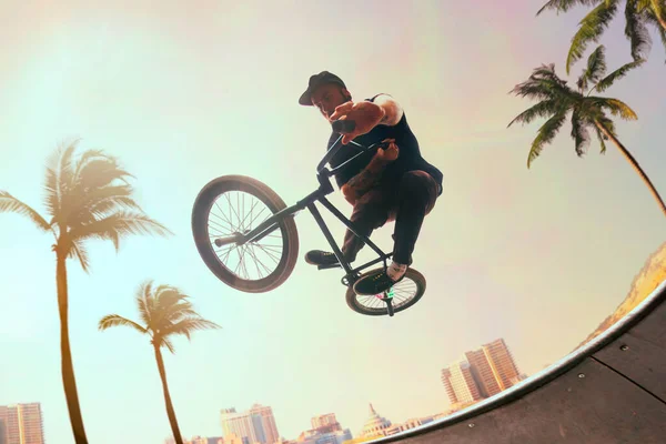 Bmx Rider Voert Trucs Uit Skatepark Bij Zonsondergang — Stockfoto