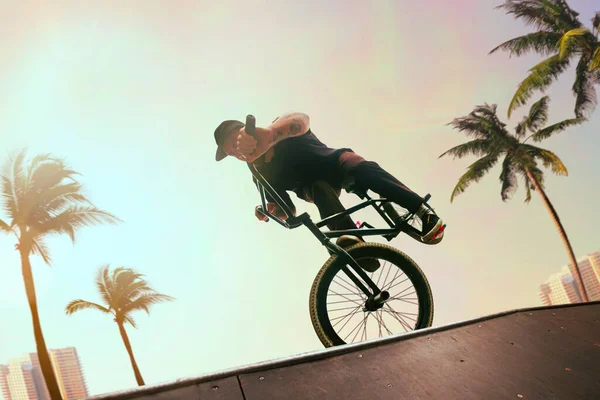 Bmx Lovas Végre Trükkök Skatepark Naplementekor — Stock Fotó